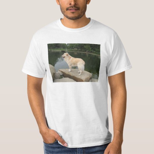 池のほとりの犬 Tシャツ (正面)