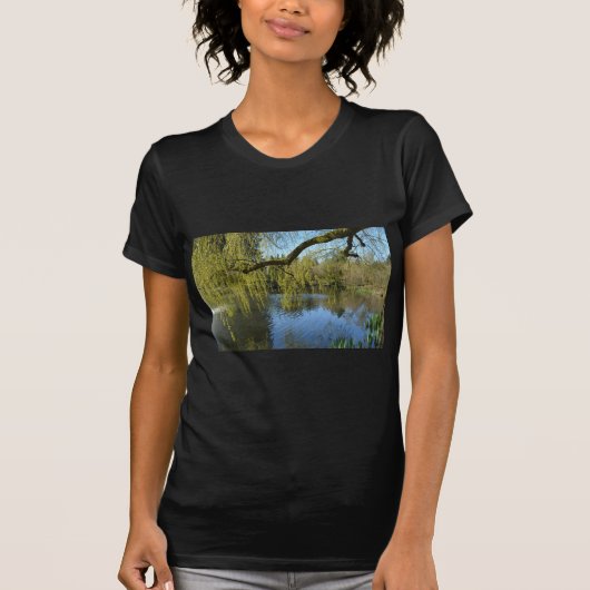 池のほとりの美しい春のシダレヤナギ Tシャツ (正面)