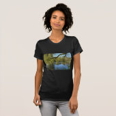 池のほとりの美しい春のシダレヤナギ Tシャツ (正面フル)