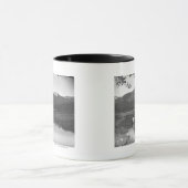 池のカウボーイそして馬 マグカップ (中央)