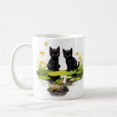 池のマグカップを訪れる伯耆黒猫 コーヒーマグカップ (左)