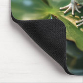 池のユリの上のハッピーグリーンカエル マウスパッド (コーナー)