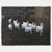 池の上でガチョウ フリースブランケット (正面(横))