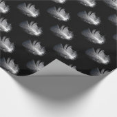 池の上の黒と白の縞模様の羽根 ラッピングペーパー (角)