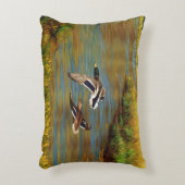 池の上飛んでいるのアヒル アクセントクッション (正面(垂直))