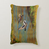 池の上飛んでいるのアヒル アクセントクッション (裏面(縦))