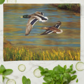 池の上飛んでいるのアヒル キッチンタオル (折り畳み)