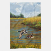 池の上飛んでいるのアヒル キッチンタオル (縦)