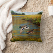 池の上飛んでいるのアヒル クッション (ブランケット)