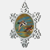 池の上飛んでいるのアヒル スノーフレークピューターオーナメント (右)