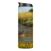 池の上飛んでいるのアヒル タンブラー (回転右)