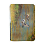 池の上飛んでいるのアヒル バスマット (正面縦)