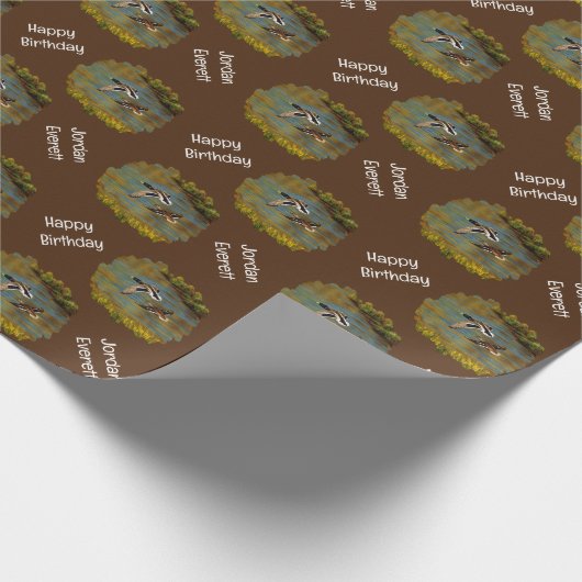 池の上飛んでいるのアヒル ラッピングペーパー (角)