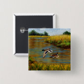 池の上飛んでいるのアヒル 缶バッジ (正面&裏面)