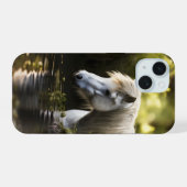 池の中の白馬 iPhone 15ケース (裏面横)