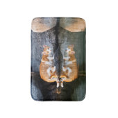 池の水に映る猫おもしろいの写真 –  バスマット (正面縦)