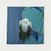 池の白い睡蓮、自然写真 タペストリー (正面)