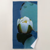 池の白い睡蓮、自然写真 ビーチタオル (正面)