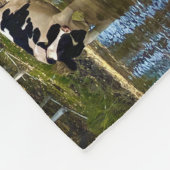 池の秋の牛 フリースブランケット (角)