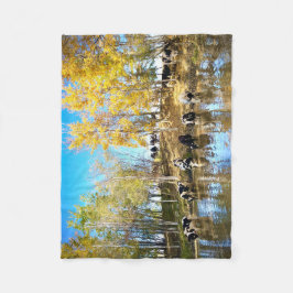 池の秋の牛 フリースブランケット
