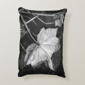 池の紅葉白黒 アクセントクッション (裏面(縦))