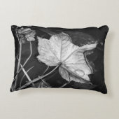 池の紅葉白黒 アクセントクッション (裏面)