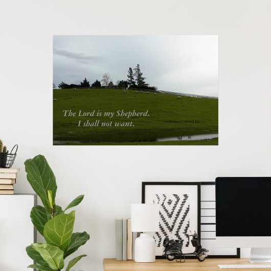 池の近くの緑の牧草地で羊の放牧 ポスター (ホームオフィス)