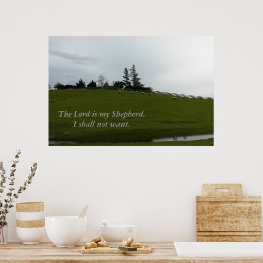 池の近くの緑の牧草地で羊の放牧 ポスター (キッチン)