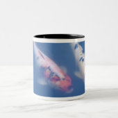 池の3匹の日本のなコイの魚 ツートーンマグカップ (中央)