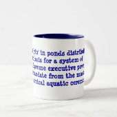 池のdistributinの剣の奇妙な女性のlyin… ツートーンマグカップ (正面右)