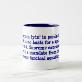 池のdistributinの剣の奇妙な女性のlyin… ツートーンマグカップ (中央)