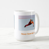 決してオレンジ短いトラックスピードスケートの選手を減速しないで下さい コーヒーマグカップ (正面右)