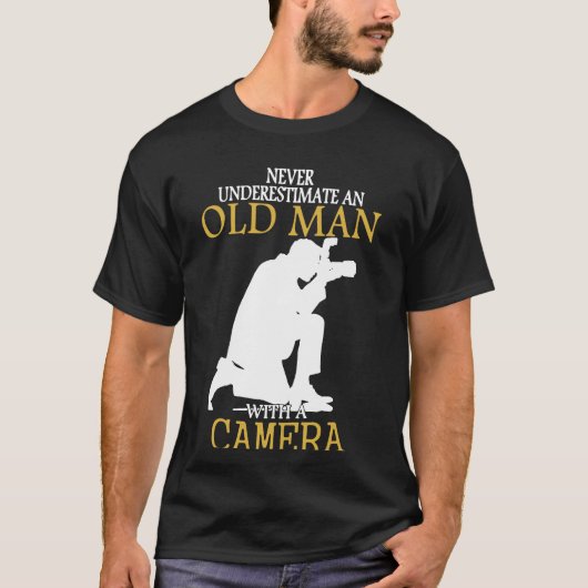 決してカメラを持つ老人を過少見積りしないで下さい Tシャツ (正面)