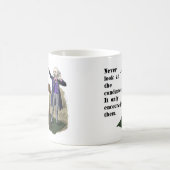 決してコンダクターを見ないで下さい コーヒーマグカップ (中央)