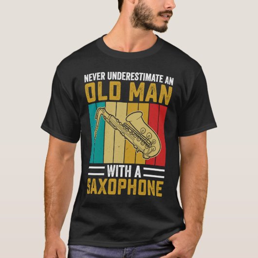 決してサックスの老人プレーヤーの音楽を過小評価しない Tシャツ (正面)