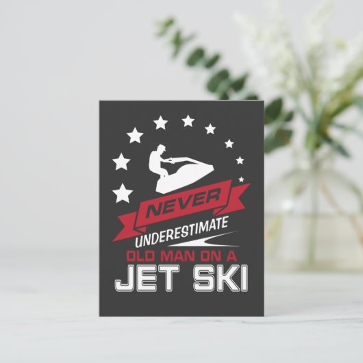 決してジェット機のスキーギフトの老人を過少見積りしないで下さい ポストカード (スタンド正面)