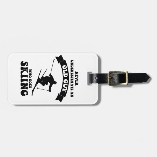 決してスキーをすることを行く古い人を過少見積りしないで下さい ラゲッジタグ (正面横)