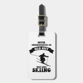 決してスキーをすることを行く古い人を過少見積りしないで下さい ラゲッジタグ (正面縦)