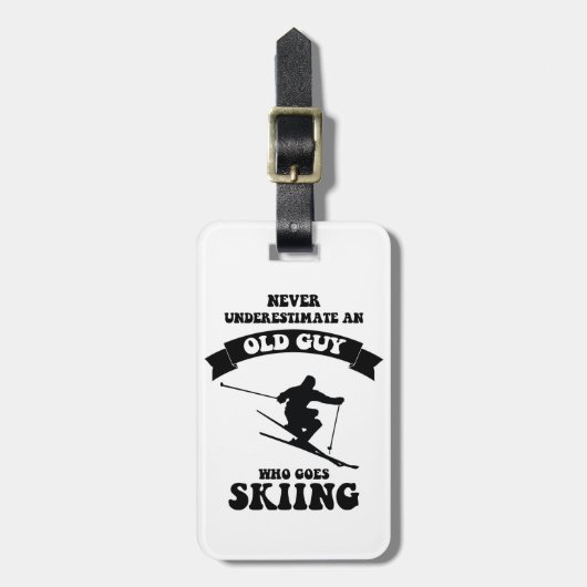 決してスキーをすることを行く古い人を過少見積りしないで下さい ラゲッジタグ (正面縦)