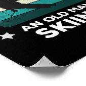 決してスキーをする老人を過小評価しないおもしろいスノースロ ポスター (角)