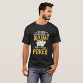 決してトランプのポーカーを持つ老人を弱め遊ない Tシャツ (正面フル)