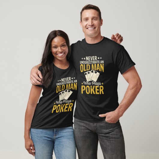 決してトランプのポーカーを持つ老人を弱め遊ない Tシャツ (ユニセックス)