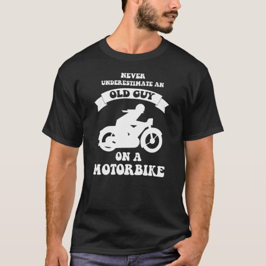 決してモーターバイクのティーの古い人を過少見積りしないで下さい Tシャツ (正面)