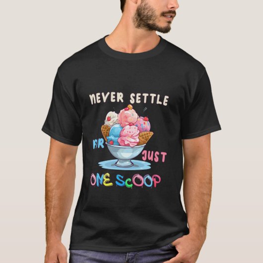 決して一口のスクープのアイスおもしろいクリームで決して。 Tシャツ (正面)