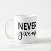 決して上に与えしない コーヒーマグカップ (左)