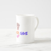 決して上に与えしない ボーンチャイナマグカップ (正面右)