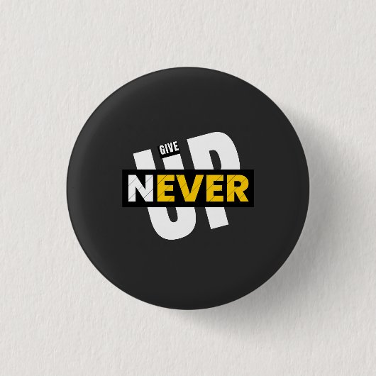 決して与えない 缶バッジ (正面)
