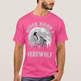 決して人間の狼を月明けにしない Tシャツ