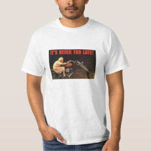 決して余りに遅く-ハーレーのオートバイに乗っているおばあさん Tシャツ
