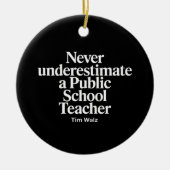 決して公立学校の先生カマラを過小評価しない セラミックオーナメント (正面)
